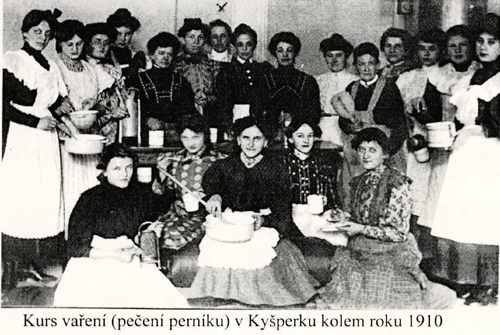04_030.jpg - Kurs vaření (pečení perníku) v Kyšperku kolem roku 1910