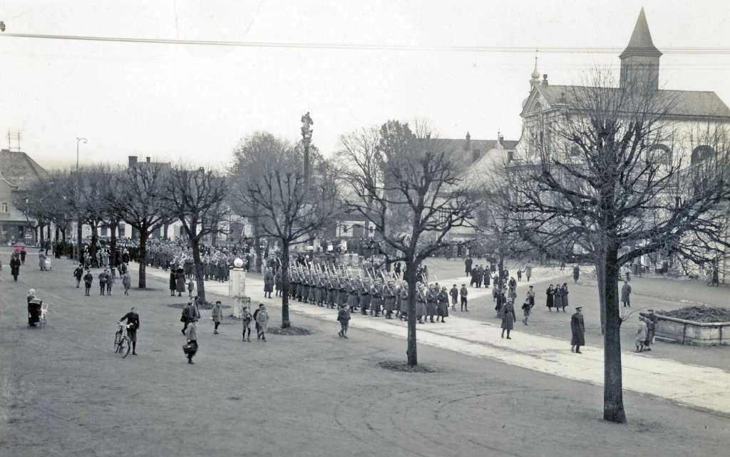 05_019.jpg - Pravděpodobně vojsko, vracející se 10. října 1938 z obsazeného pohraničí přes Kyšperk k Vysokému Mýtu