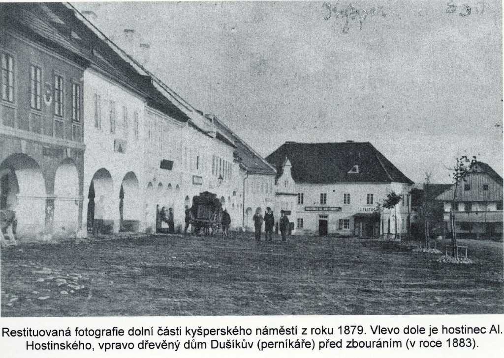 07_011.jpg - Restituovaná fotografie dolní části kyšperského náměstí z roku 1879. Vlevo dole je hostinec Al. Hostinského čp.74, vpravo dřevěný dům čp.76 před zbouráním v roce 1883