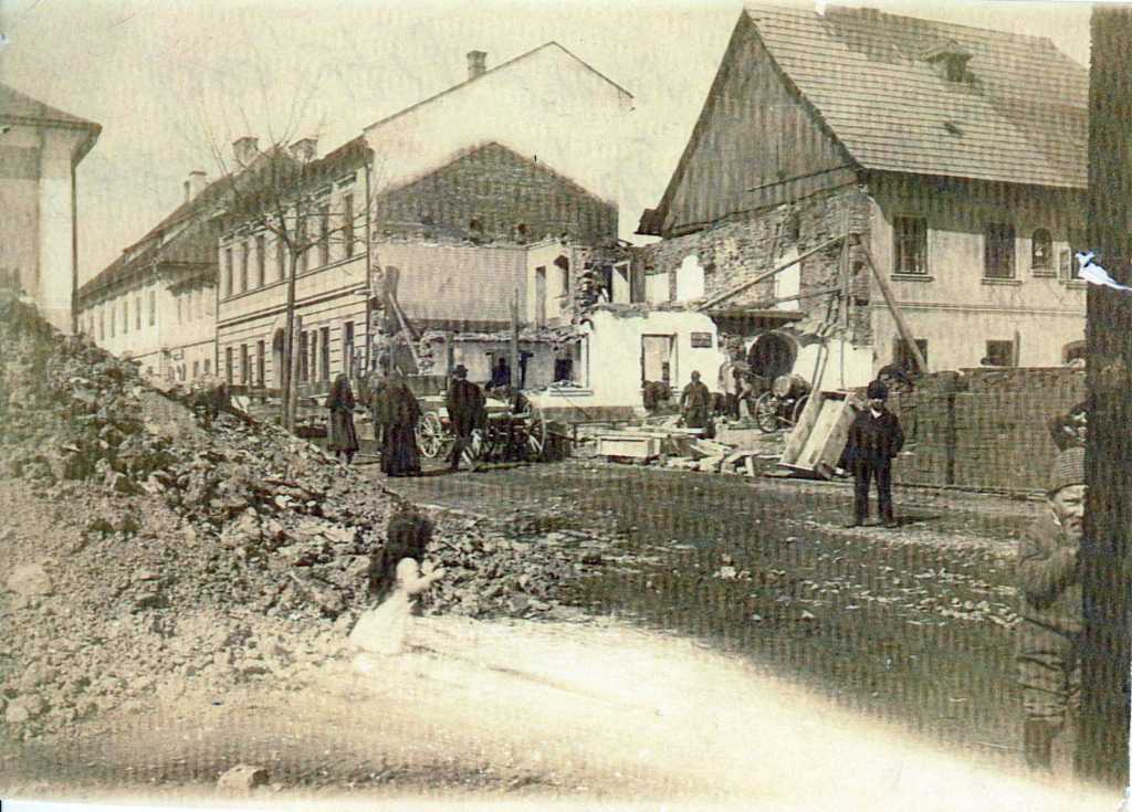 07_021.jpg - Bourání staré Petříkovy Besedy čp. 45 v roce 1891