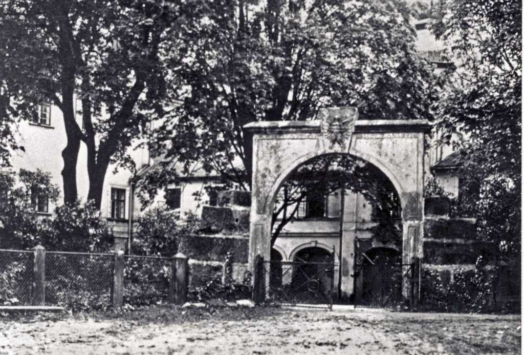 07_025.jpg - Brána z Verměřovického dvora, umístěná krátkodobě před budovou zámku. Kolem roku 1925