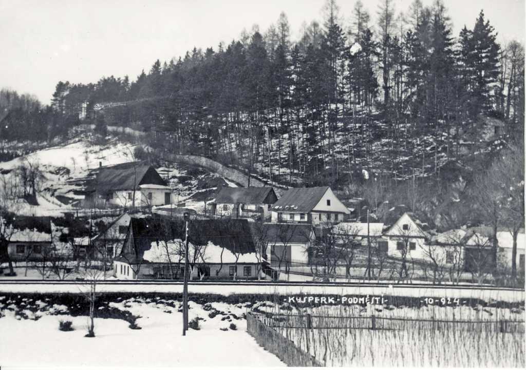 07_026.jpg - Podměstí s chalupou bývalé katovny čp. 104 kolem roku 1910