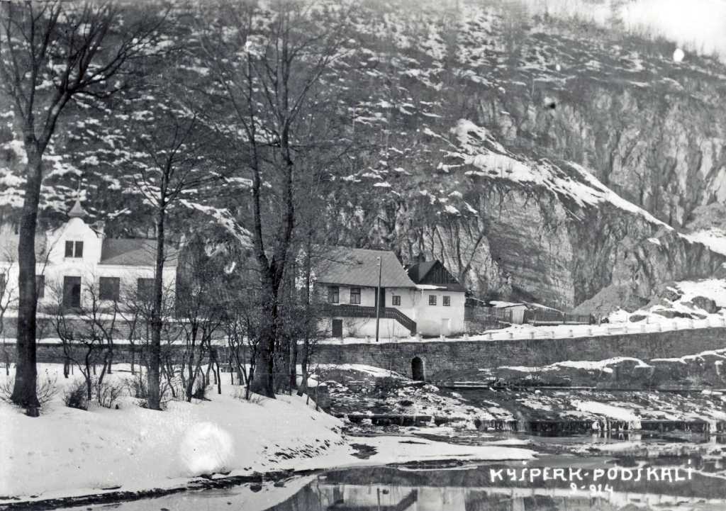 07_027.jpg - Pohled na Podměstí "pod skalou" kolem roku 1910