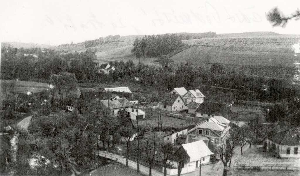 07_028.jpg - Část Podměstí "za tratí" kolem 1930