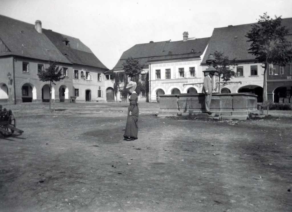 07_031.jpg - Horní část náměstí s kašnou a hospoda Beseda kolem roku 1890