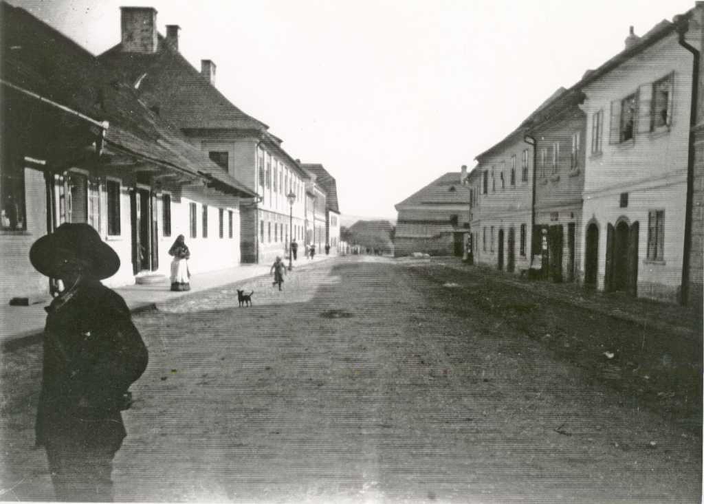 07_032.jpg - Pohled z Lukavské ulice do náměstí kolem roku 1890