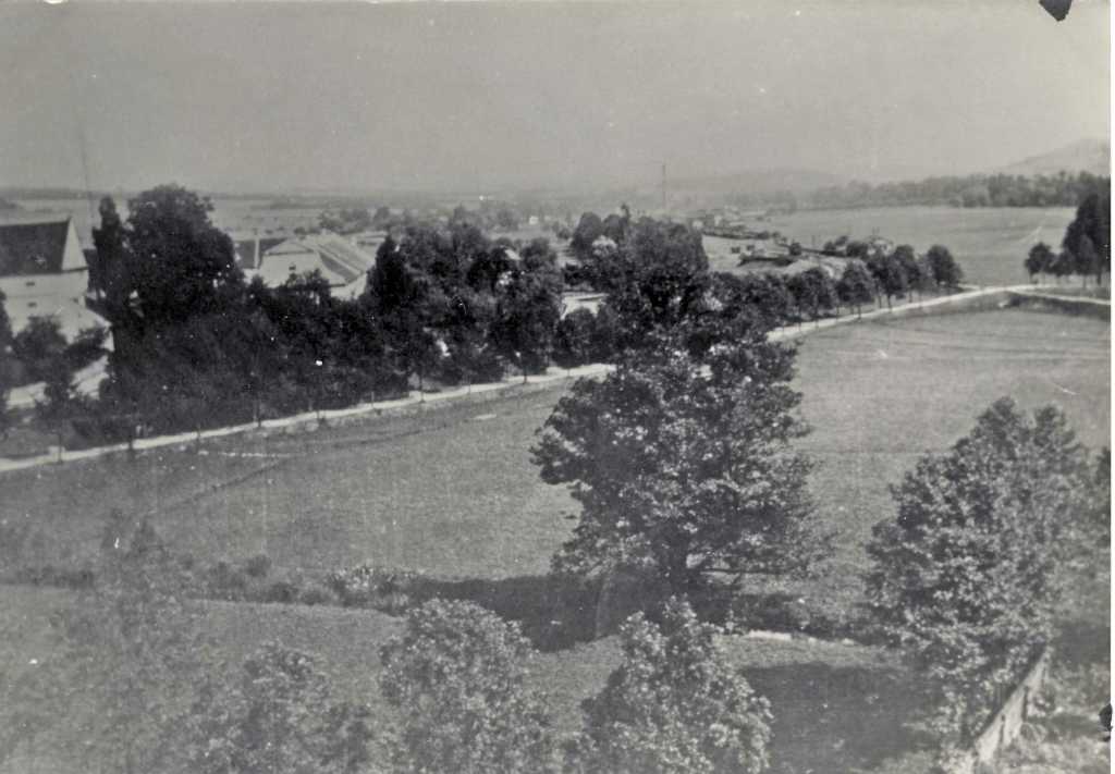 07_033.jpg - Pohled ze zámku směrem k nádraží kolem roku 1900