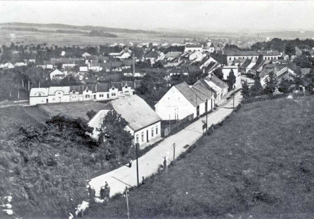 07_035.jpg - Kyšperské stodoly při výjezdu z města, zbourané v padesátých letech 20. stol.