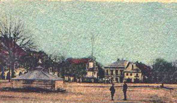 07_037.jpg - Pohled na kašnu před Panským domem s dřevěným krytem