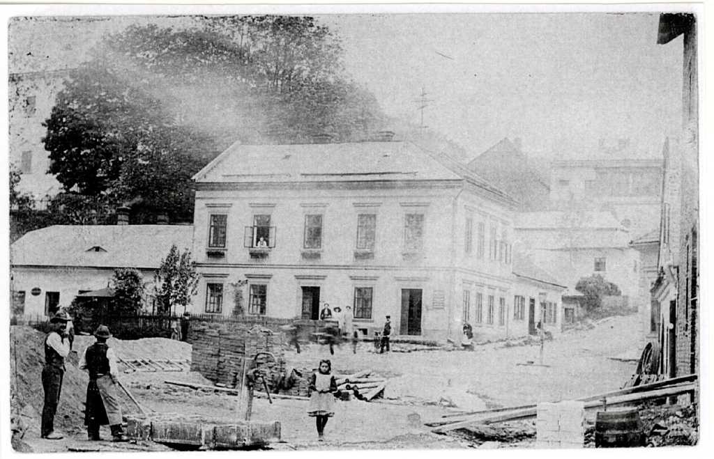 07_038.jpg - Prostor pod náměstím, před dílnou Františka Čammra čp. 149 v roce 1900