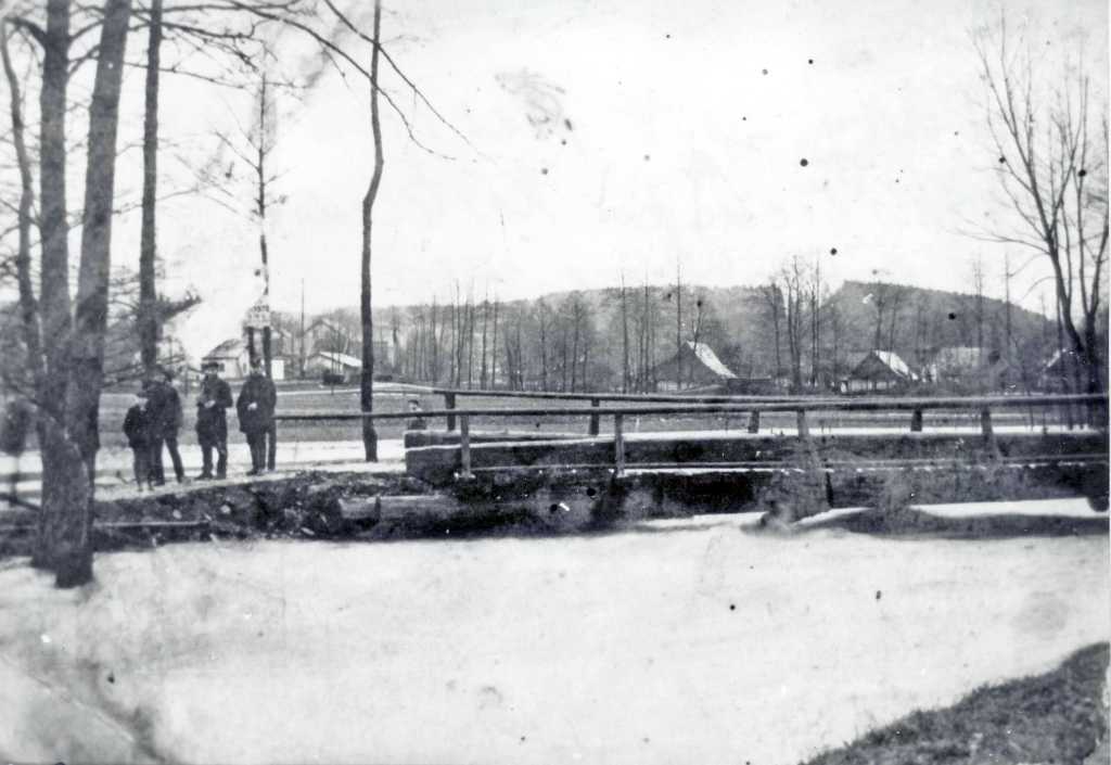 09_018.jpg - Starý most přes řeku pod Kunčickým kostelem z roku 1868. Odstraněn byl roku 1930. V místě orlického kostela je fotografie poškozena