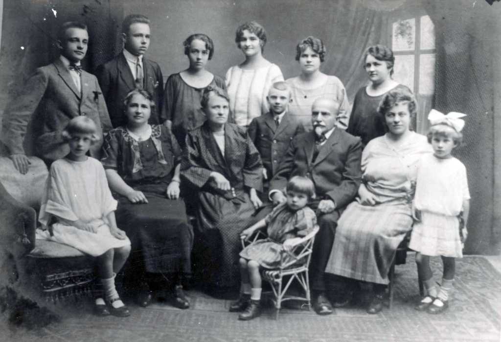 09_029.jpg - Řídící učitel z Orlice Václav Krulich s rodinou (druhý zleva je zeť Heran)