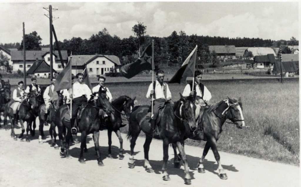 09_033.jpg - Čelo slavnostního průvodu oslavy konce války na Orlici a Kunčici dne 3.6.1945