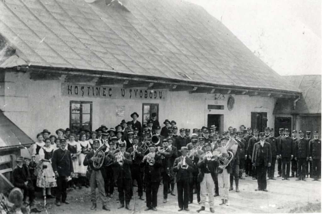 09_034.jpg - Hasičský sbor Orlice před hospodou čp. 70 v roce 1905