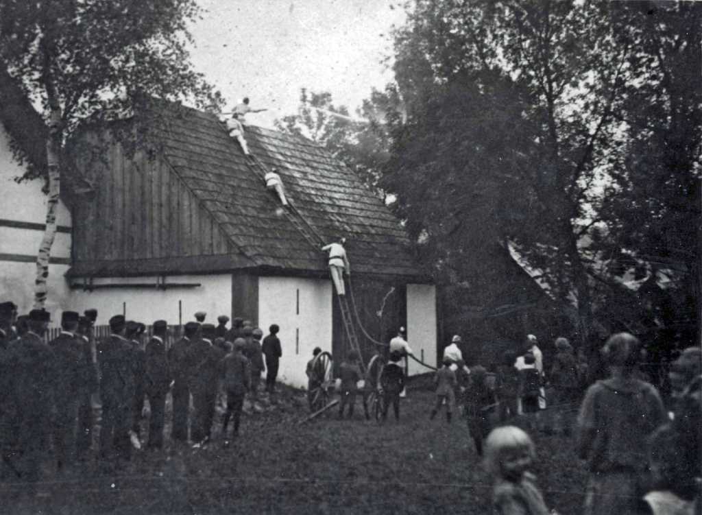 09_036.jpg - Cvičení orlického hasičské sboru na domě čp.54, u příležitosti oslav dne 7.6.1936