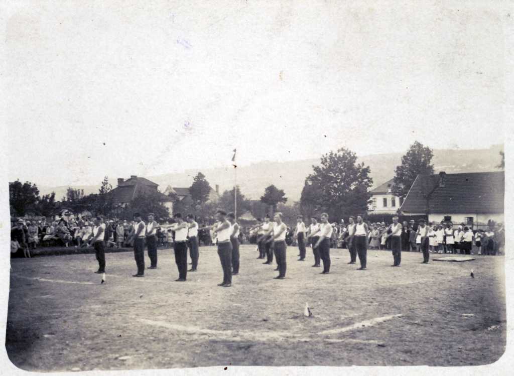 09_043.jpg - Tělocvičný spolek Orel Orlice při veřejném vystoupení na starém cvičišti před čp.93, dne 18.7.1926