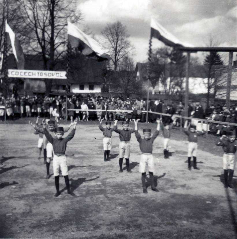 09_051.jpg - Cvičení orlického Sokola na novém hřišti u továrních domků dne 20.7.1924