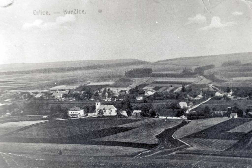 10_023.jpg - Pohled na část Kunčice se školou, kostelem a starou hospodou kolem roku 1910