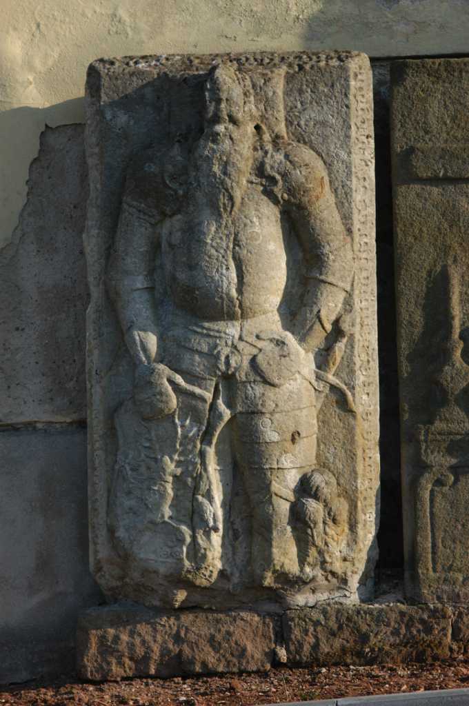 02_002.jpg - Náhrobní kámen Jana Burjana Žampacha z Potštejna z roku 1574. Nachází se u zdi kostela v Písečné