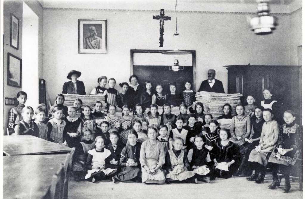 04_026.jpg - Šití dek pro armádu v roce 1915, vzadu ředitel školy Trejtnar