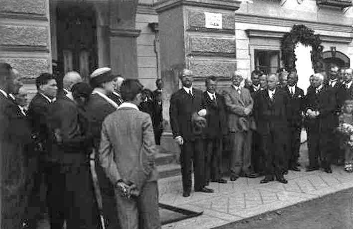 05_006.jpg - Proslov ministra školství Derera v Kyšperku před obecním úřadem v červnu 1933