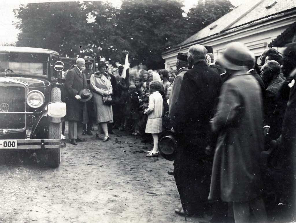 05_007.jpg - Zastávka T.G. Masaryka na cestě z manévrů z Moravy do Německé Rybné v Kyšperku u čp. 151 21.6.1929