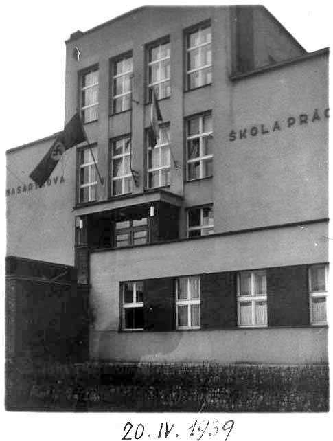 06_001.jpg - Masarykova škola práce s nacistickým praporem po zřízení protektorátu v roce 1939