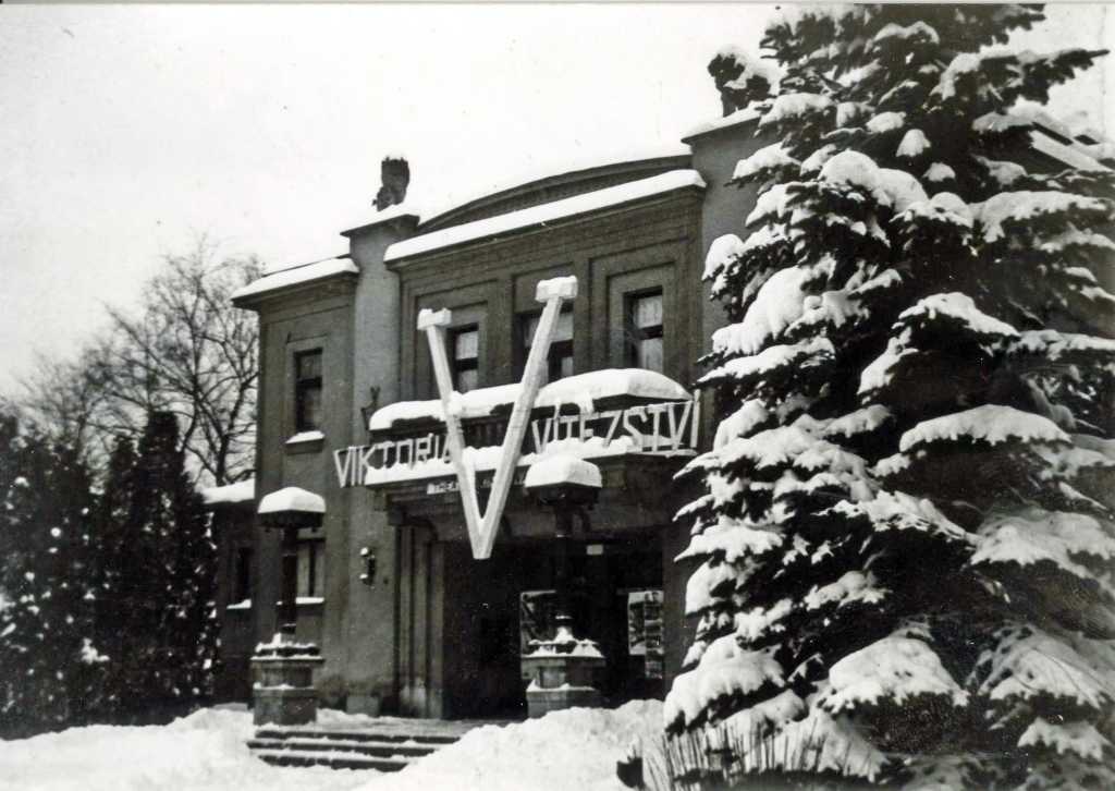 06_003.jpg - Povinná oslava německých vítěztví v roce 1941 - Německo vítězí na všech frontách