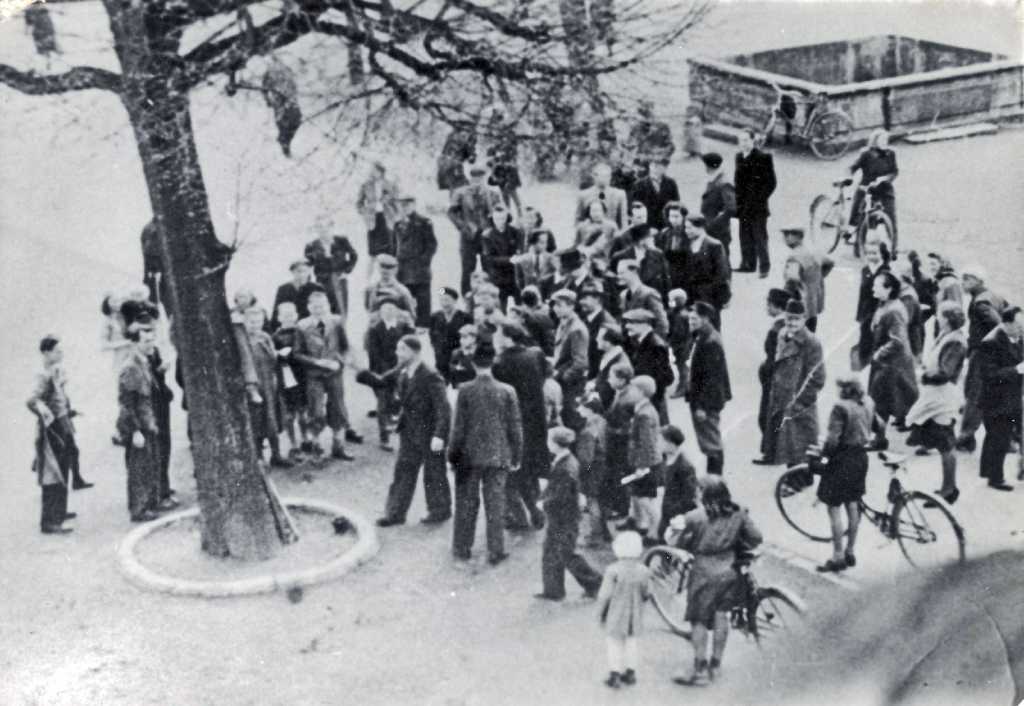 06_008.jpg - Snímky z lidového povstání v Kyšperku 5.5.1945 - pálení obrazu Adolfa Hitlera