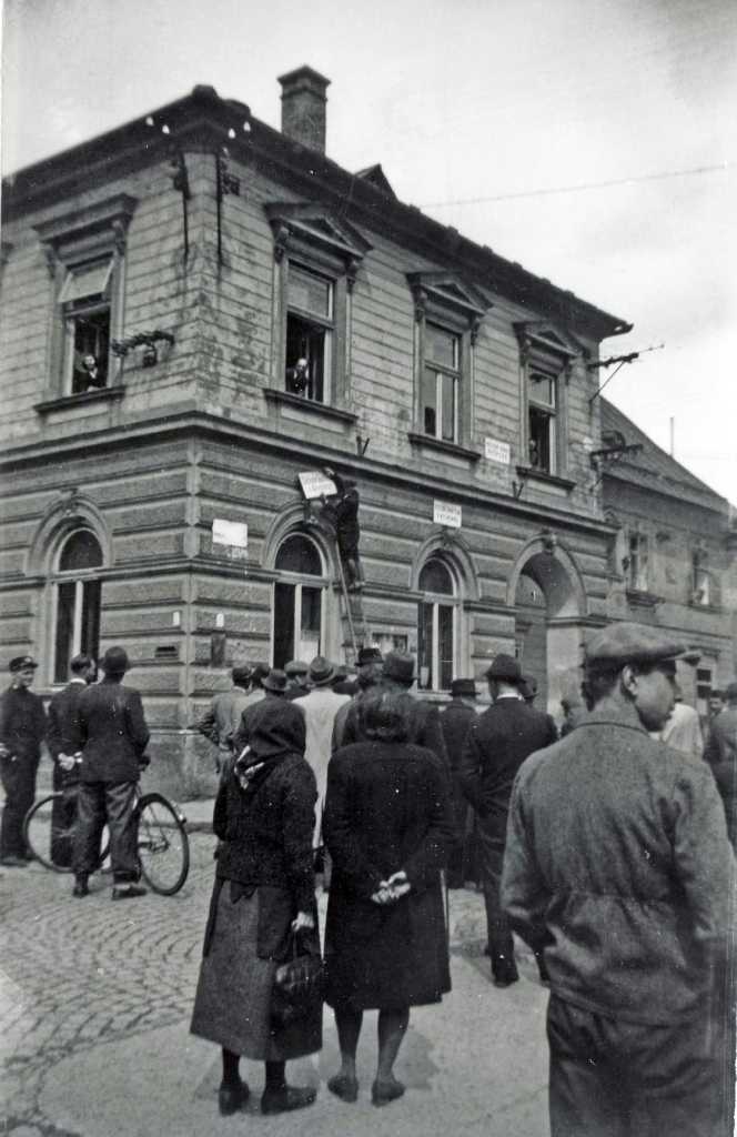 06_010.jpg - Snímky z lidového povstání v Kyšperku 5.5.1945 - odstraňování německých nápisů