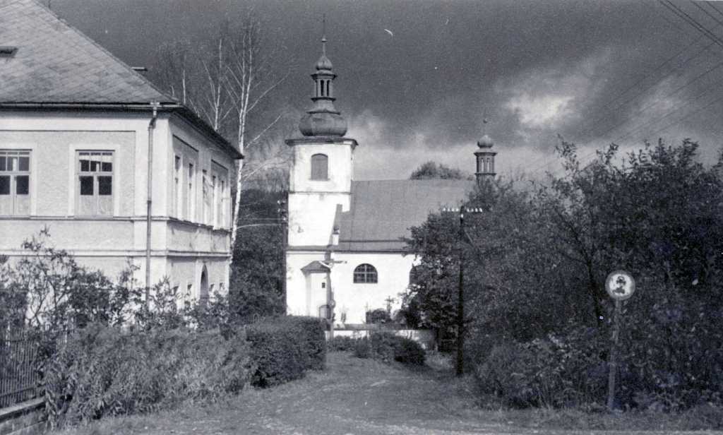 10_022.jpg - Kunčický kostel z roku 1685 a škola čp. 164 z roku 1879
