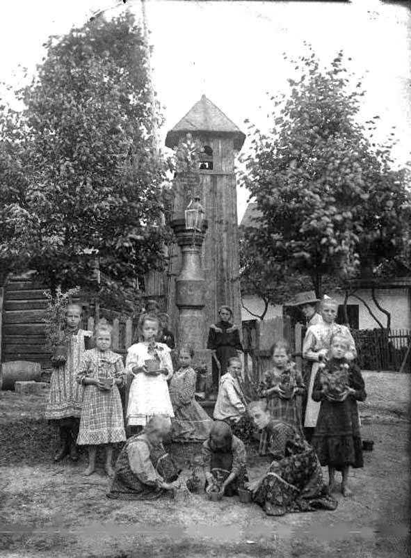 11_004.jpg - Rotnek 1911, zvonice před čp. 4