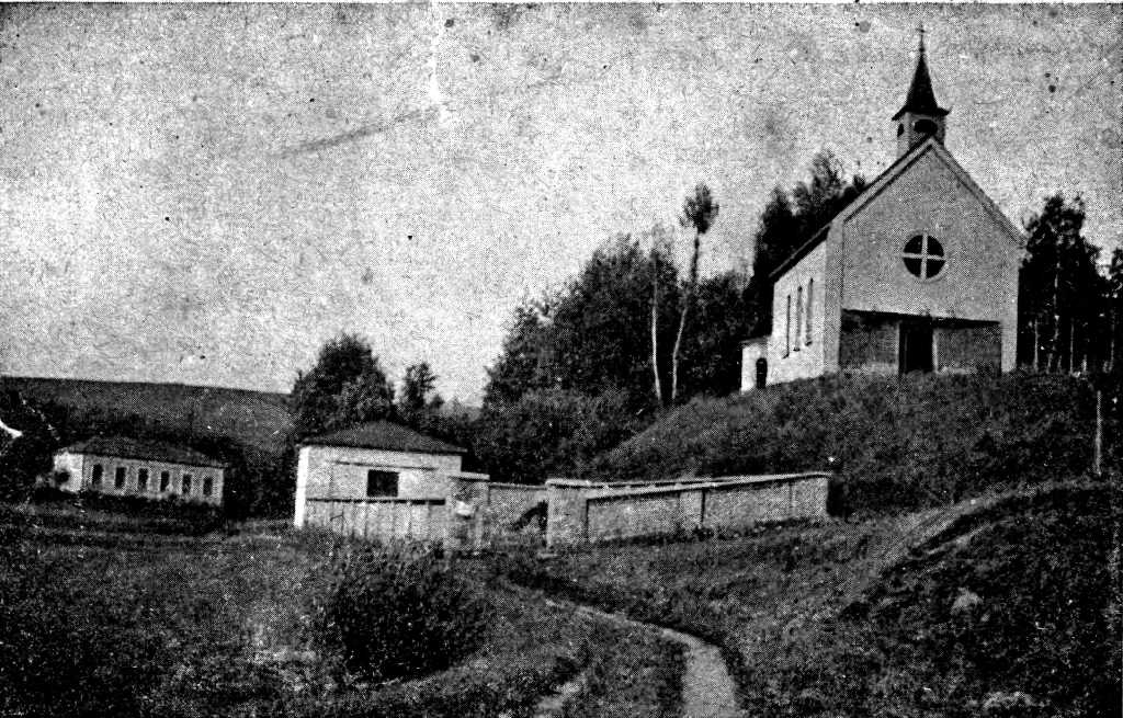 11_005.jpg - Rotnek, kaple a škola kolem roku 1940