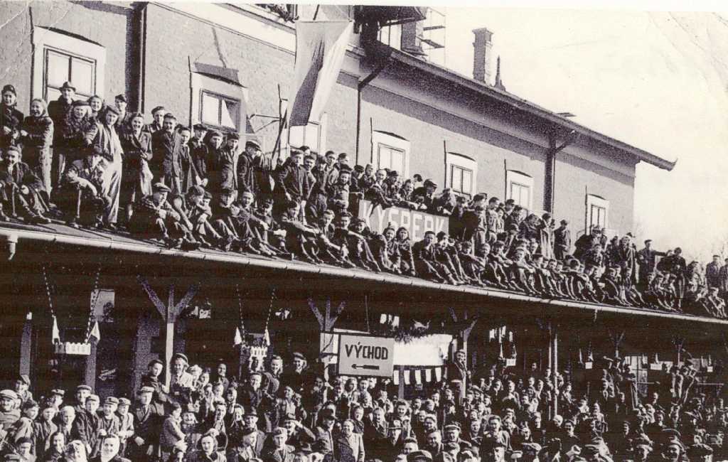 12_002.jpg - Nádraží v Kyšperku dne 21.2.1949 při vítání vítězného hokejového národního mužstva projíždějícího Kyšperkem z mistrovství světa ve Švédsku. Na nádraží bylo tehdy 6000-7000 lidí