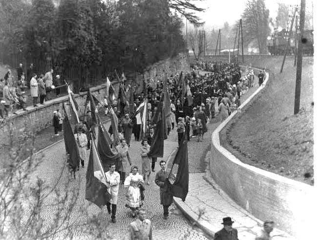 12_004.jpg - Průvod na 1. máje 1960