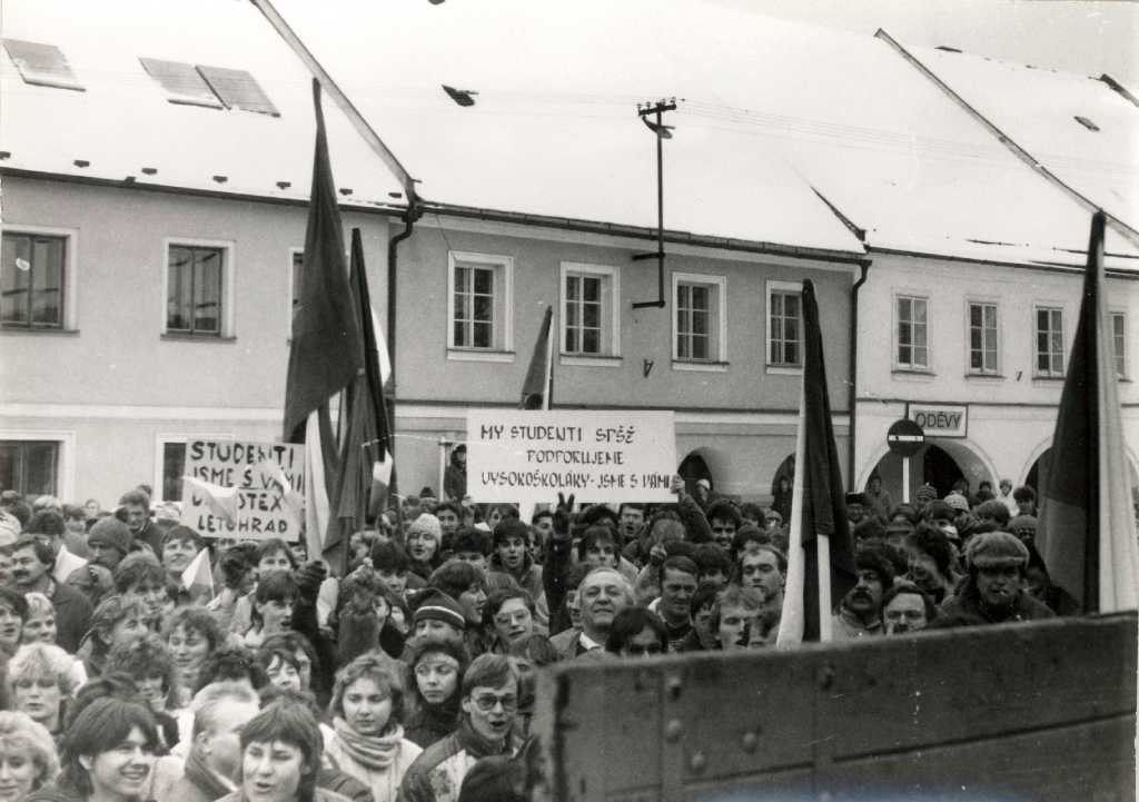 12_025.jpg - Manifestace na náměstí v pondělí 27.11.1989 mezi 12 - 14 hodinou. Foto p. Koloc