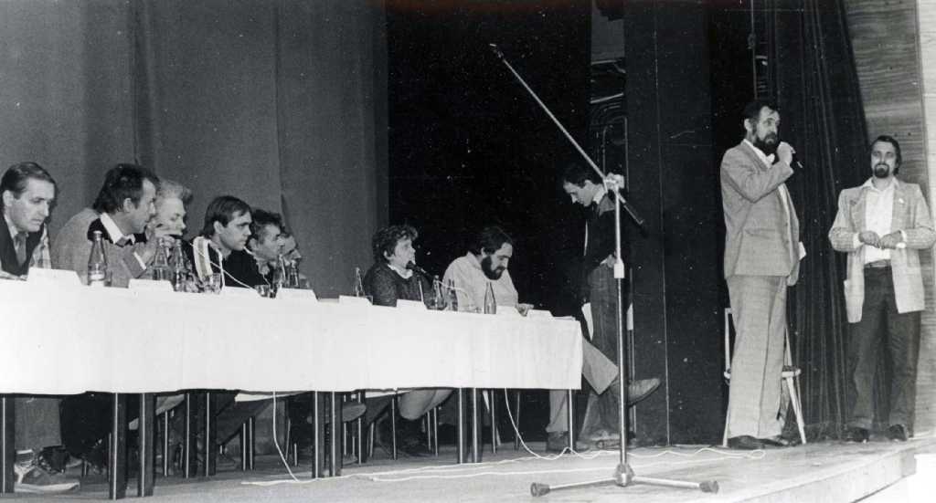12_029.jpg - Občanské fórum 23.1.1990 se zástupci MěNV. Za stolem zleva: Hatka, Maršík, Dvořáková, Macháček, Mikyska, Faltus, Faltusová, Šilar. Stojí: Novotný, Zamazal
