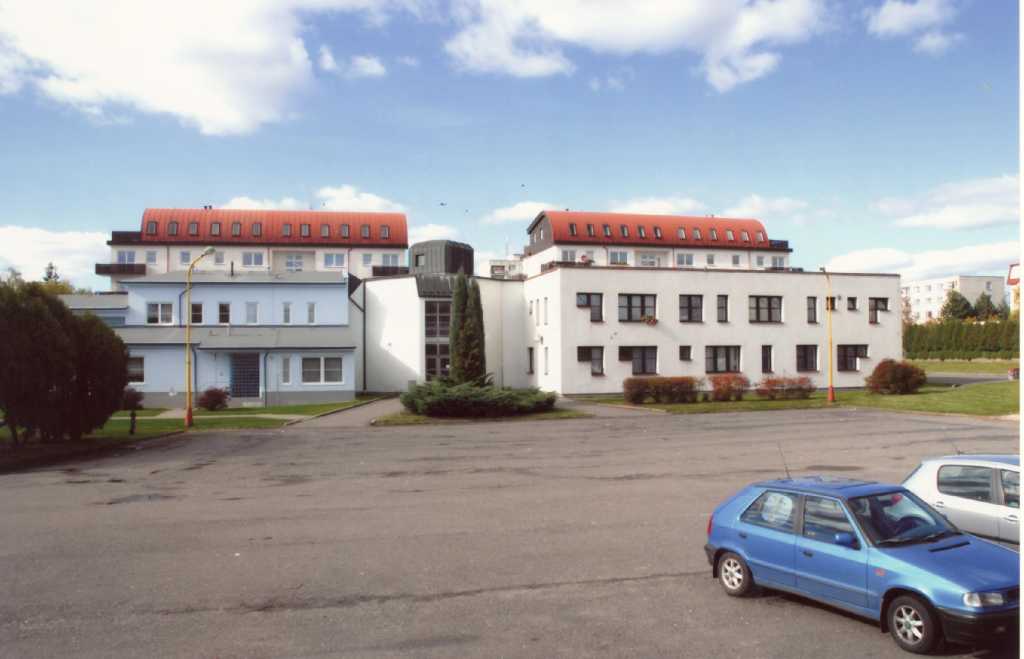 13_011.jpg - Vlevo budova pošty z roku 1990, vpravo budova zdravotního střediska z roku 1990