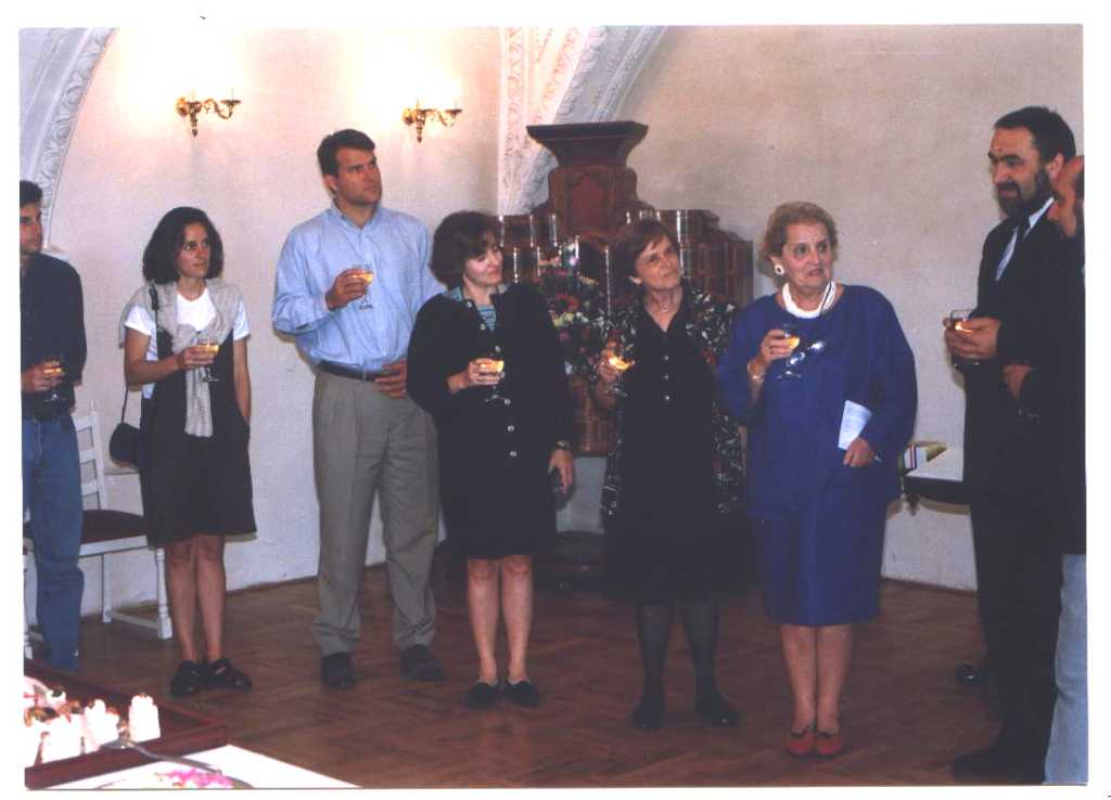 13_035.jpg - Madeleine Allbrightová při své návštěvě v Letohradě dne 1.9.1997 se svou sestrou, dcerami a jejich manžely