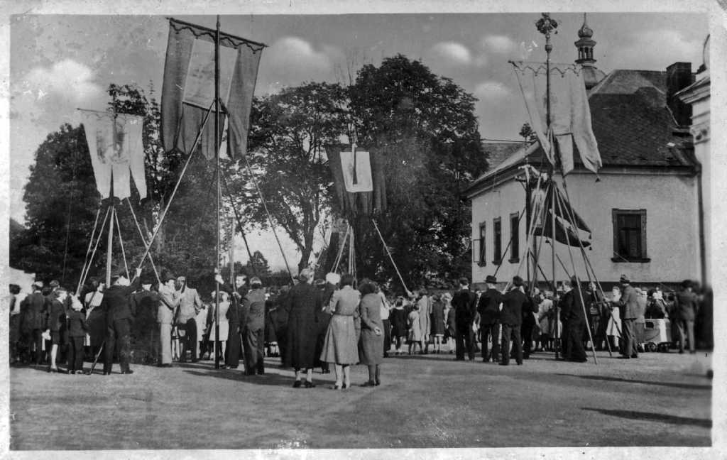 14_005.jpg - Cechovní prapory při svatováclavských slavnostech roku 1929