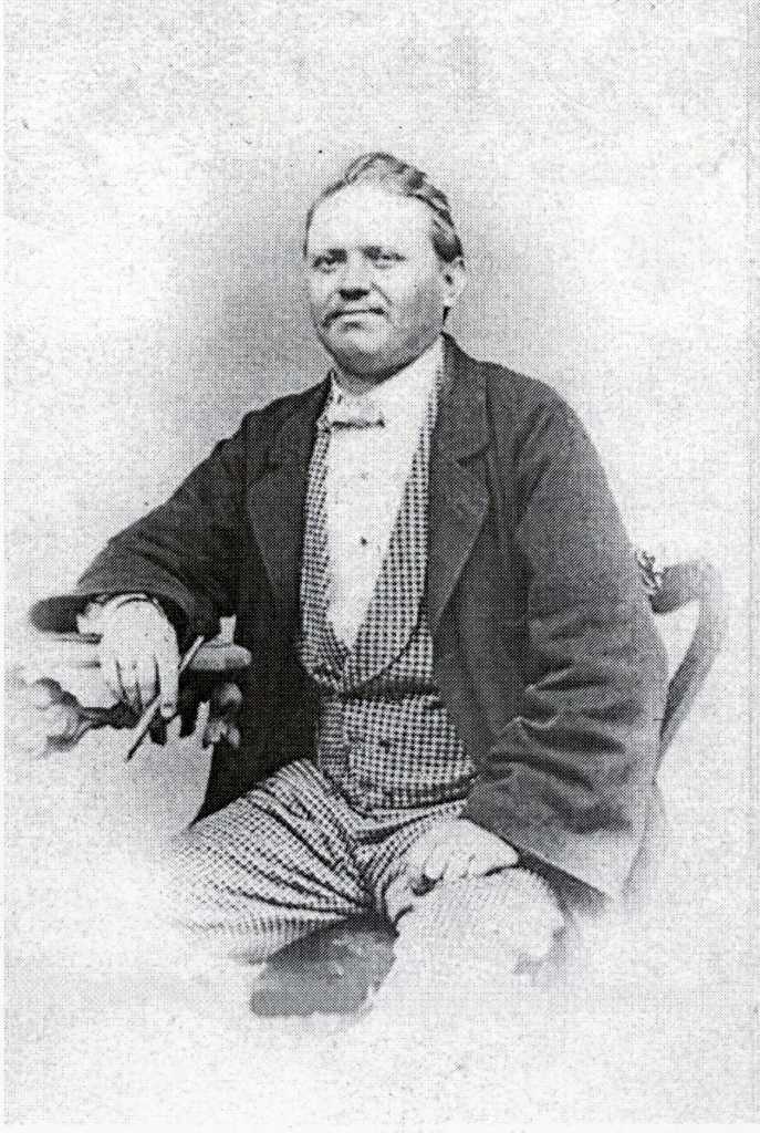 15_010.jpg - Vrchní inženýr dráhy Richard Hess (+1894), působil zde 10 roků, byl spravedlivý k podřízeným, oblíbený a milý společník. Jeho pohřbu 29.6.1894 se zúčastnilo mnoho významných činovníků z Vídně, Prahy i odjinud.