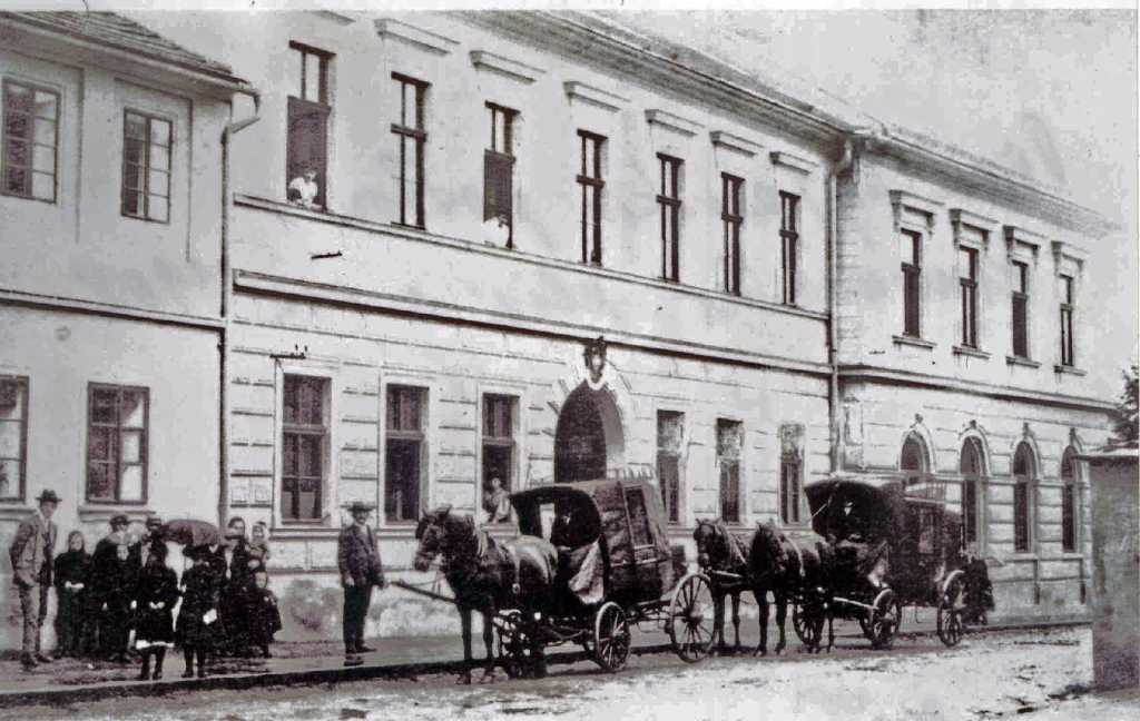 15_036.jpg - Před kyšperskou poštou v Komenského ulici v roce 1908