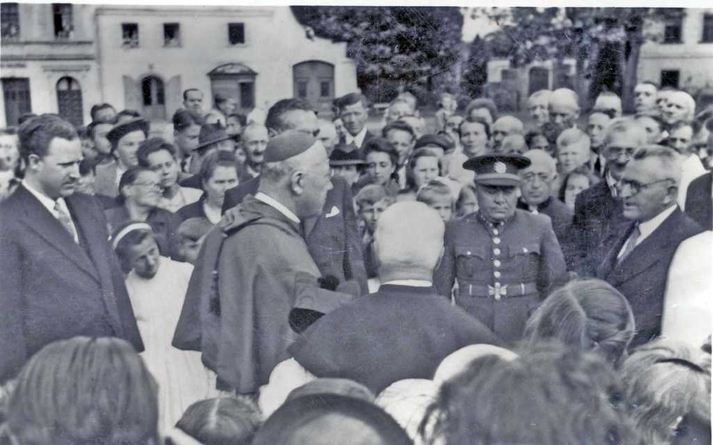 17_018.jpg - Biřmování dne 19.6.1940, vlevo Hrabě Stubenberg, vpravo starosta Dostálek, uprostřed biskup Moric Pícha
