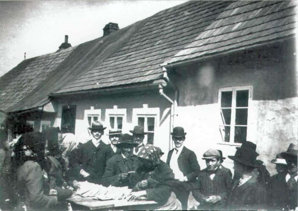 17_020.jpg - Prodavač písniček o Kopečkové pouti ve Svatojánské ulici kolem roku 1900