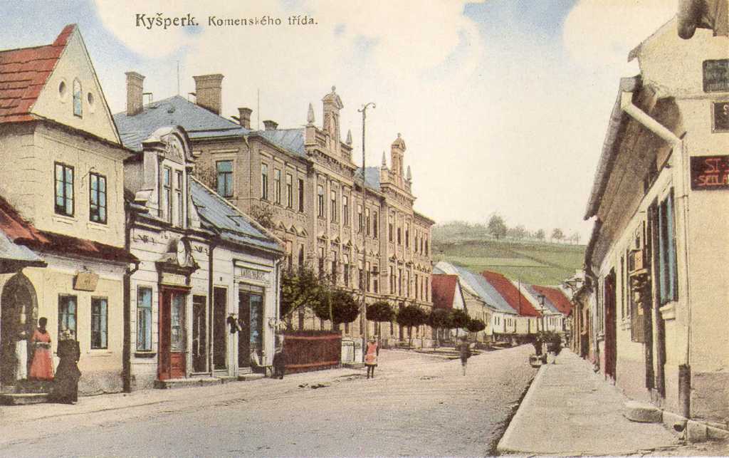 18_003.jpg - Lukavická ulice s dokončenou stavbou měšťanské školy kolem roku 1920