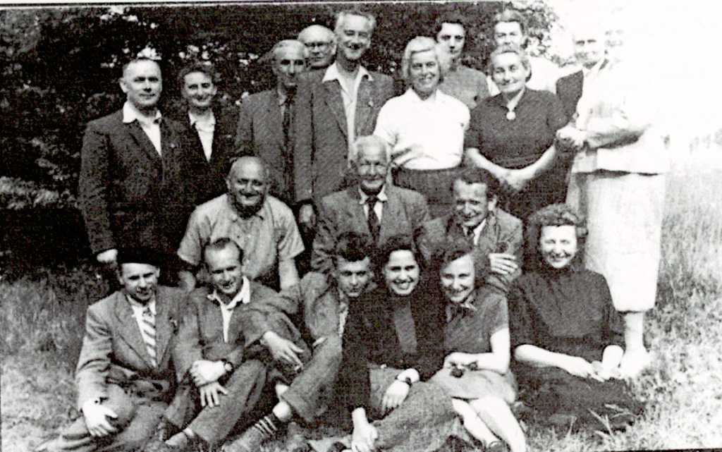 18_008.jpg - Učitelský sbor kolem roku 1958. Zadní řada zleva: Trejtnar Boh. ředitel, Lorencová Vilemína, Hýbl Karel, Dubský Stan., Krahulec Josef, Krahulcová Adéla, Malá Marie, Petříková Helena, Hanusová Marie, kuchařka. Prostřední řada zleva: Šnejdárek Frant., Reinelt Otto, školník, Honzák Josef. Přední řada zleva: Fendrych Zdeněk, ?, Suchánek Vladimír, Tesařová Libuše, Houdková Irena, Pirklová Marie