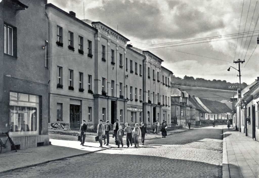 18_011.jpg - Základní škola po úpravách venkovní omítky kolem roku 1970
