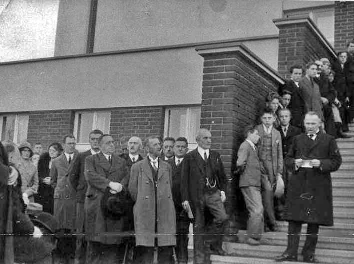18_013.jpg - Otevření Masarykovy školy práce 23.10.1932, řeční F. Skála, po jeho pravé straně A. Krčmařík