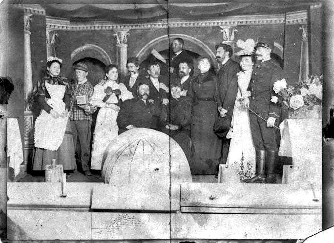 20_004.jpg - Představení studenstva v Kyšperku 26.12.1893 "Ona něco ví" nahoře: František Šimáček - nápověda; uprostřed: Pavlína Mazáčová, Václav Kadleček, A. Hamplová, Jan Novotný, František Novotný - tajemník, Antonín Krčmařík, F. Kardová, A. Mazač (otec pražského nakladatele), V. Liebichová, Artur Vepřek; dole: František Hostinský, A. Kryštofková