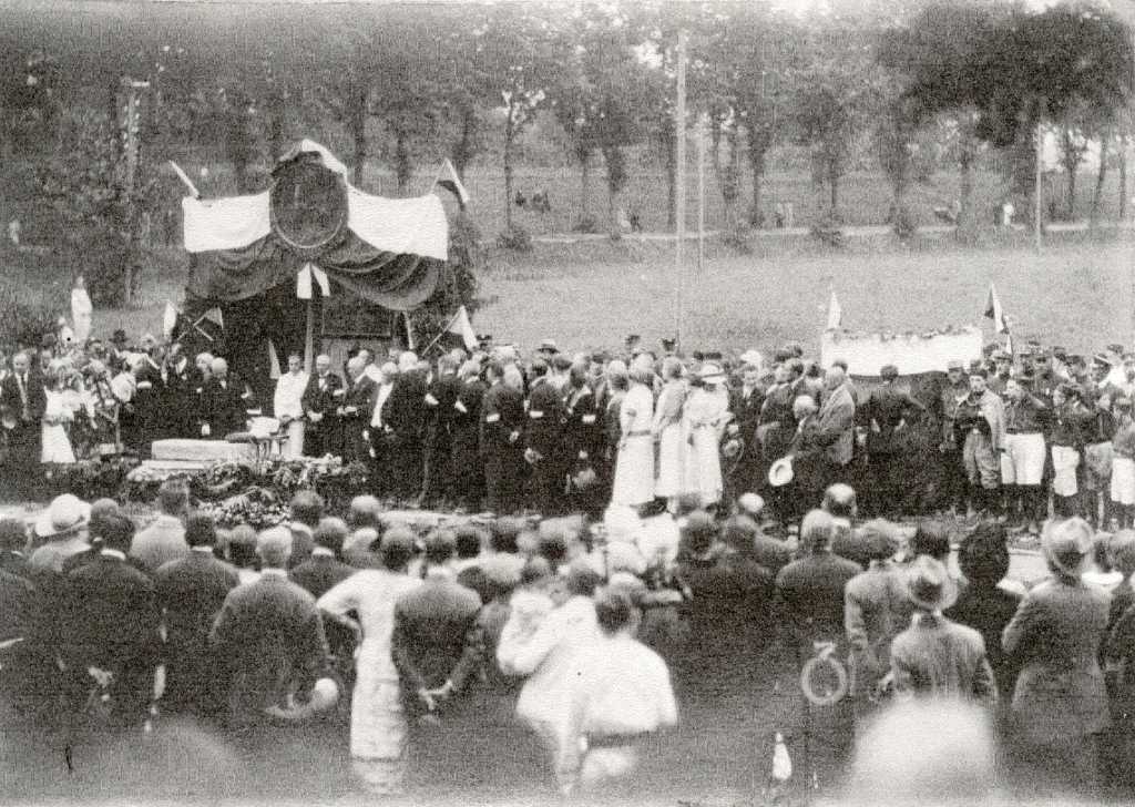 20_006.jpg - Kladení základního kamene k divadlu dne 6.7.1925